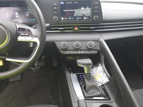 Used 2025 Hyundai Elantra SE FWD image 5