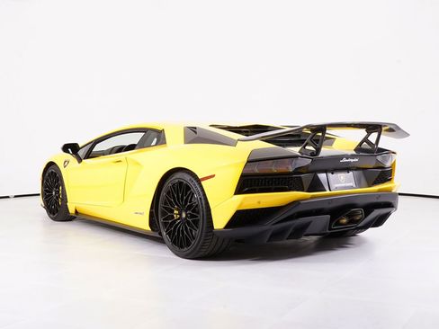 Used 2018 Lamborghini Aventador S AWD/4WD image 3
