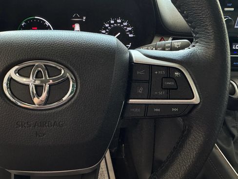 Used 2024 Toyota Sienna XLE w/ XLE Plus Package FWD image 16