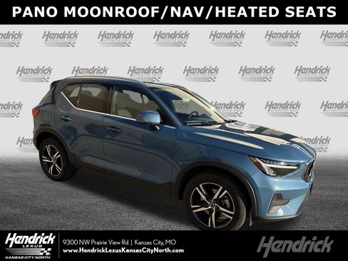 Used 2025 Volvo XC40 B5 Core image 1
