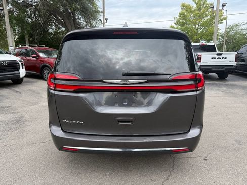 Used 2022 Chrysler Pacifica Touring-L FWD image 5