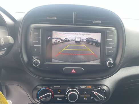 Used 2025 Kia Soul LX w/ LX Technology Package FWD image 23