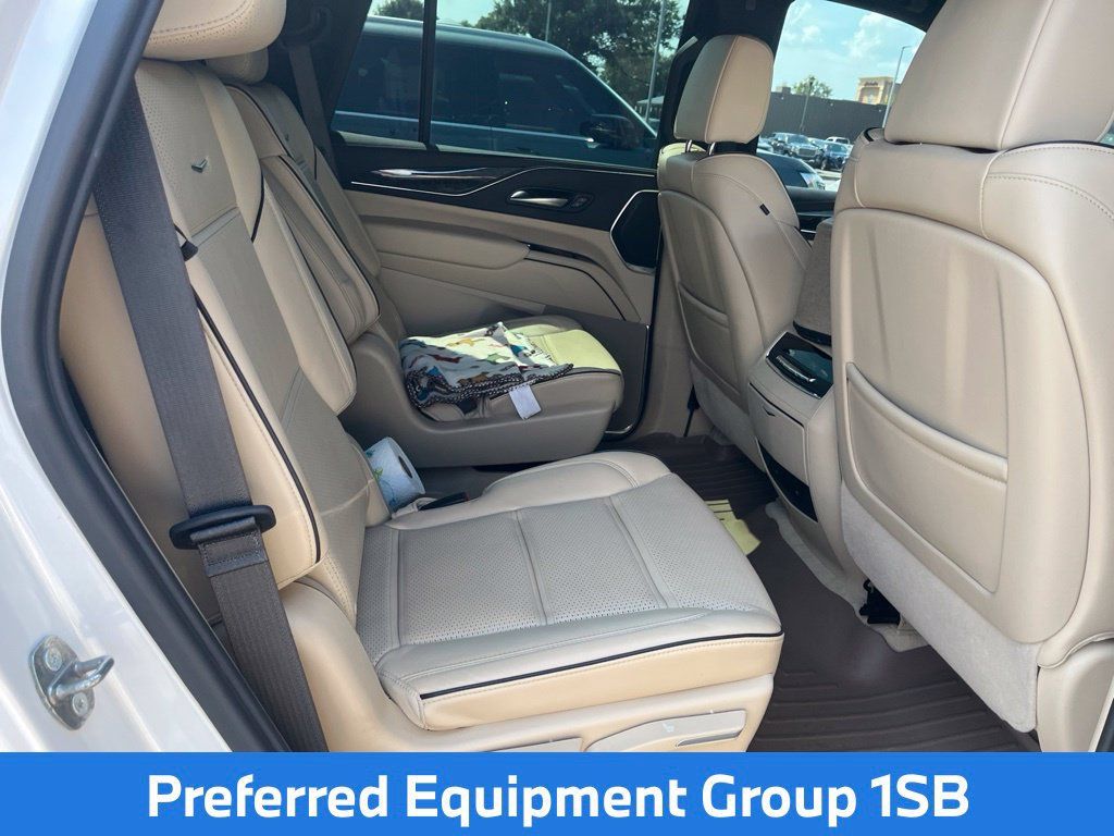 Used 2024 Cadillac Escalade Premium Luxury AWD/4WD image 7
