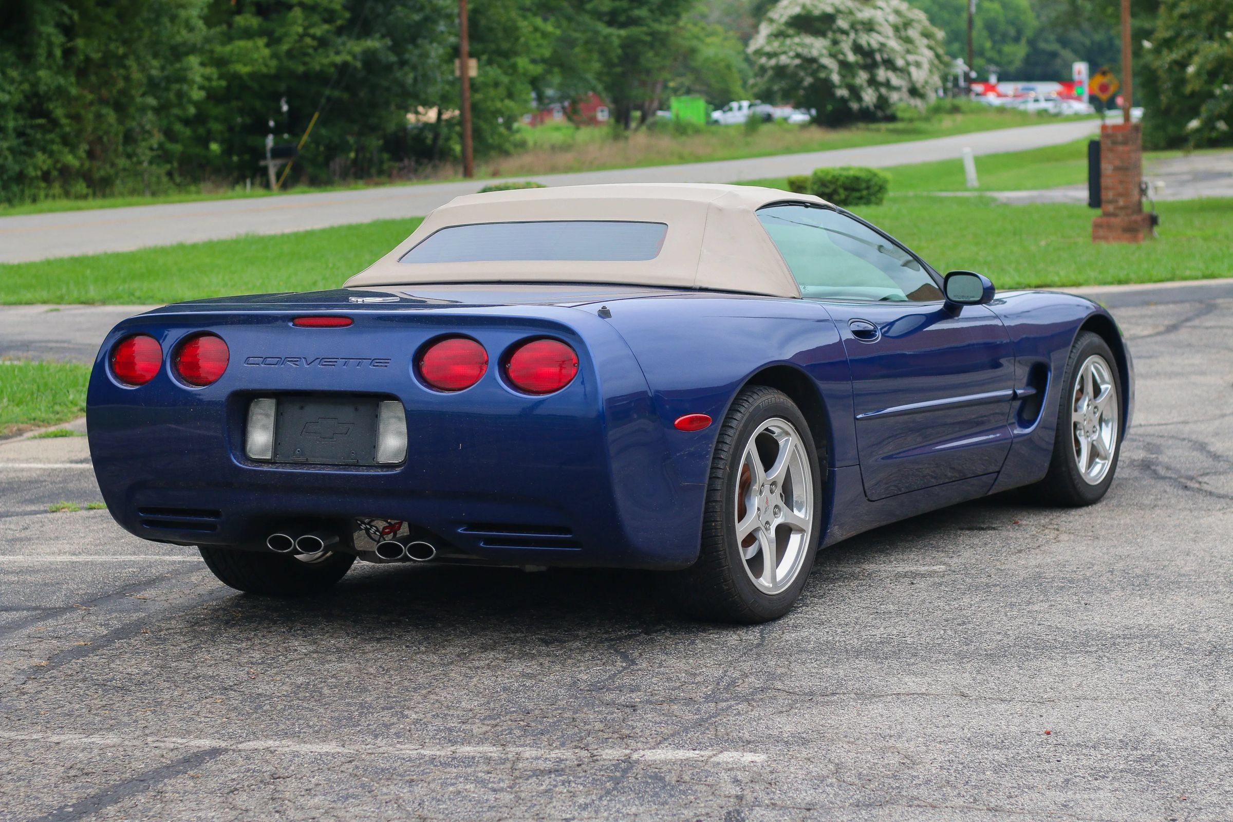 Used 2004 Chevrolet Corvette Convertible w/ Preferred Equipment Group RWD image 30