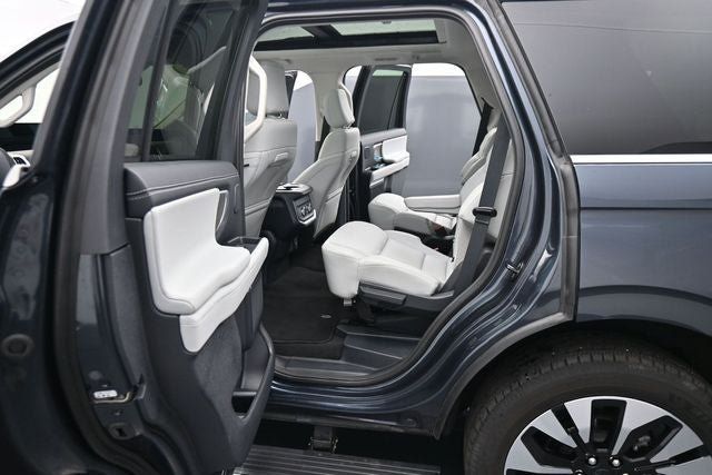 Used 2025 Ford Expedition Platinum w/ Driver's Package AWD/4WD image 17