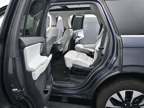 Used 2025 Ford Expedition Platinum w/ Driver's Package AWD/4WD image 17
