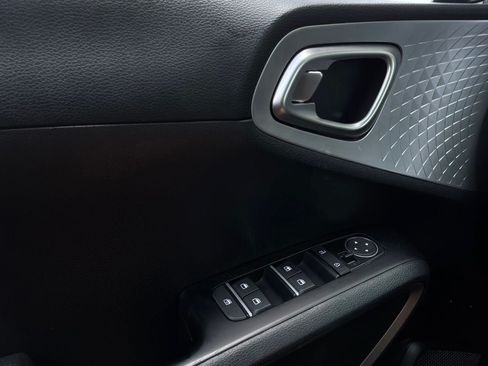 Used 2025 Kia Soul LX w/ LX Technology Package FWD image 19
