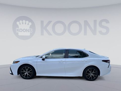 Used 2021 Toyota Camry SE FWD image 2