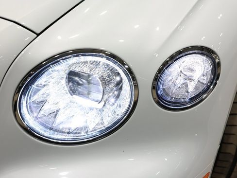 Used 2020 Bentley Flying Spur W12 image 22