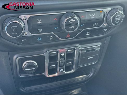 Used 2023 Jeep Wrangler Unlimited Sahara AWD/4WD image 21