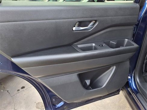 Used 2022 Nissan Pathfinder SV image 8