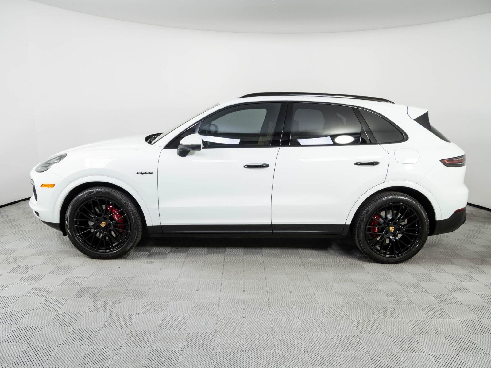Certified 2023 Porsche Cayenne Platinum Edition AWD/4WD image 2