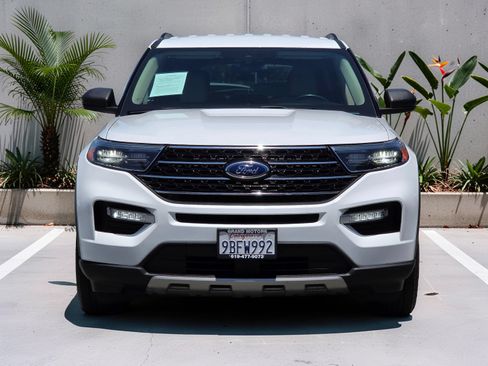 Used 2022 Ford Explorer XLT w/ Equipment Group 202A AWD/4WD image 2