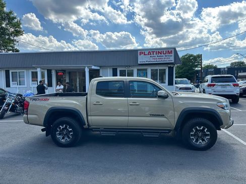 Used 2017 Toyota Tacoma TRD Off-Road w/ Premium & Technology Package AWD/4WD image 2