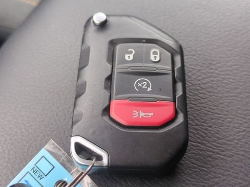 Used 2025 Jeep Wrangler Unlimited Sahara w/ Safety Group AWD/4WD image 32