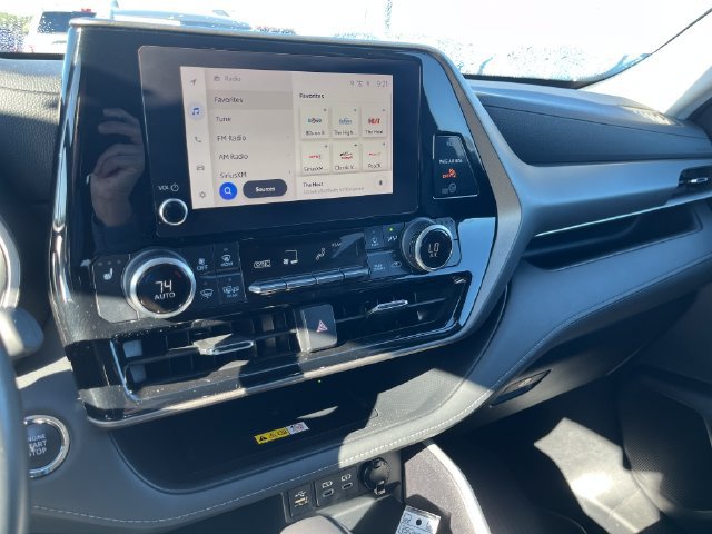 Used 2023 Toyota Highlander XLE AWD/4WD image 17