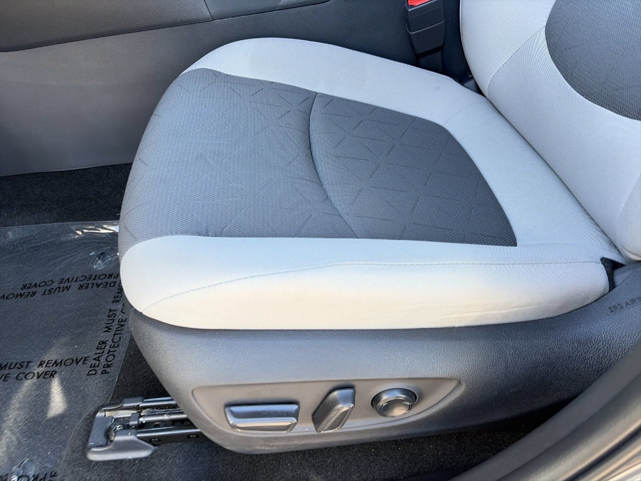 Used 2025 Toyota RAV4 XLE w/ Convenience Package FWD image 19