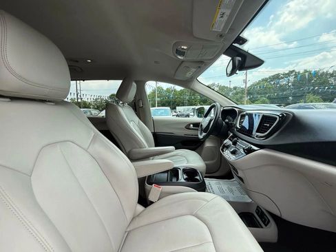 Used 2017 Chrysler Pacifica Touring-L w/ Tire & Wheel Group FWD image 62