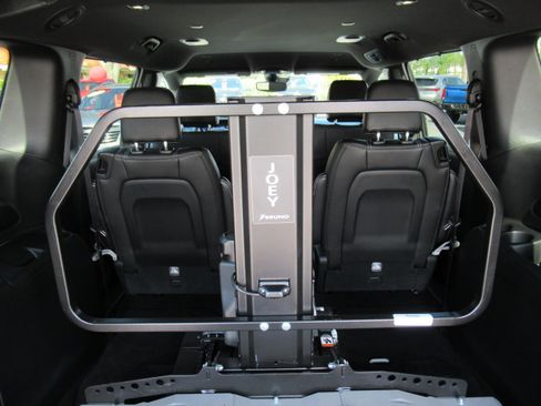 Used 2025 Chrysler Pacifica Select FWD image 32