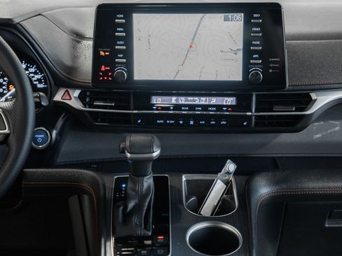 Used 2023 Toyota Sienna XSE FWD image 21