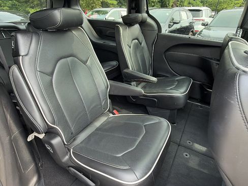 Used 2025 Chrysler Pacifica Limited FWD image 21