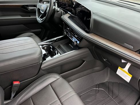 New 2026 Chevrolet Suburban High Country w/ LPO, Illumination Package image 17