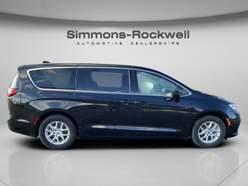 Used 2024 Chrysler Pacifica Touring-L image 8