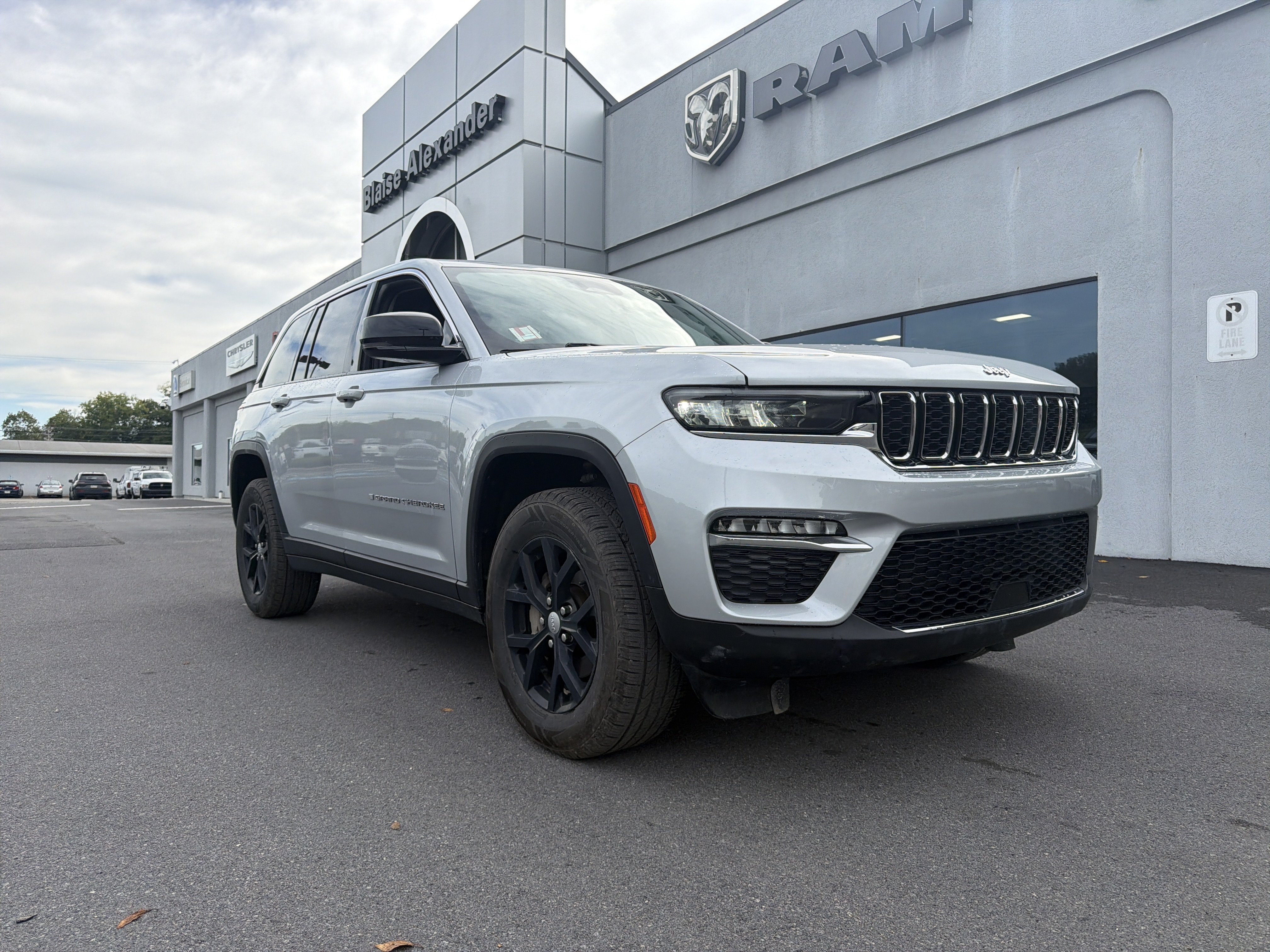 Used 2022 Jeep Grand Cherokee Limited AWD/4WD image 1