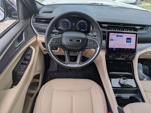 Used 2025 Jeep Grand Cherokee Limited image 19