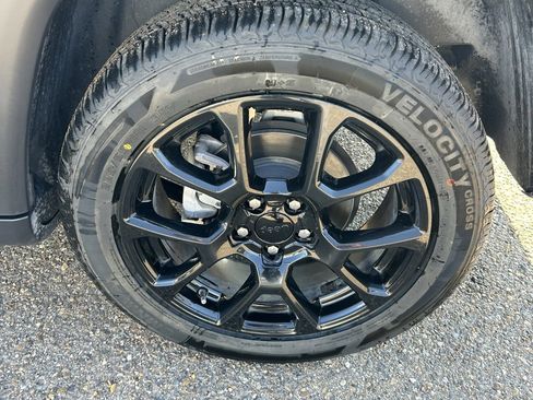 Used 2024 Jeep Compass Latitude w/ Convenience Group image 9