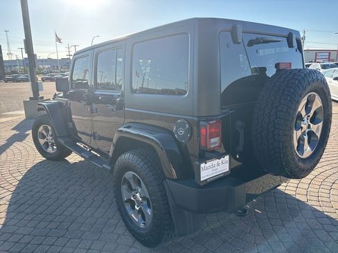 Used 2017 Jeep Wrangler Unlimited Sahara w/ Connectivity Group AWD/4WD image 7
