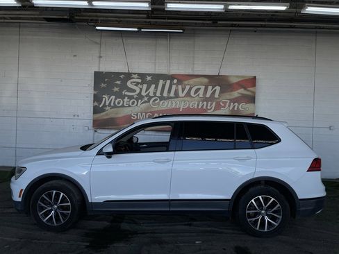 Used 2018 Volkswagen Tiguan SE w/ Panoramic Sunroof Package image 2