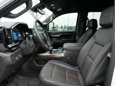 Used 2025 Chevrolet Silverado 1500 High Country w/ Technology Package image 9