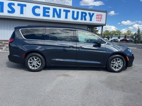 Used 2021 Chrysler Pacifica Touring FWD image 16