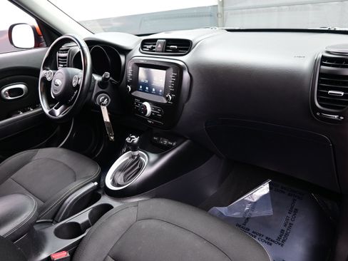 Used 2019 Kia Soul + FWD image 13