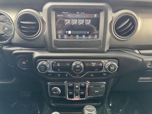 Used 2022 Jeep Gladiator Willys AWD/4WD image 25