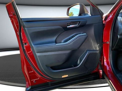 Used 2023 Toyota Highlander XLE image 20