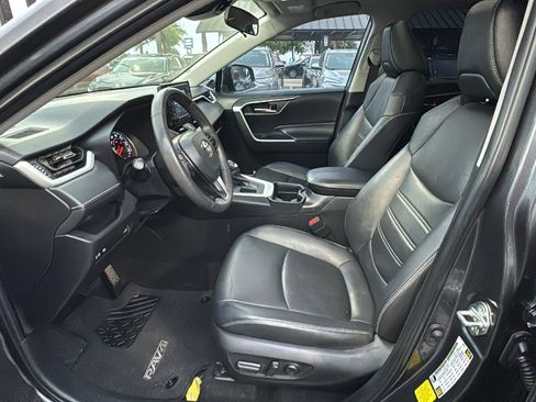 Used 2021 Toyota RAV4 XLE Premium image 14