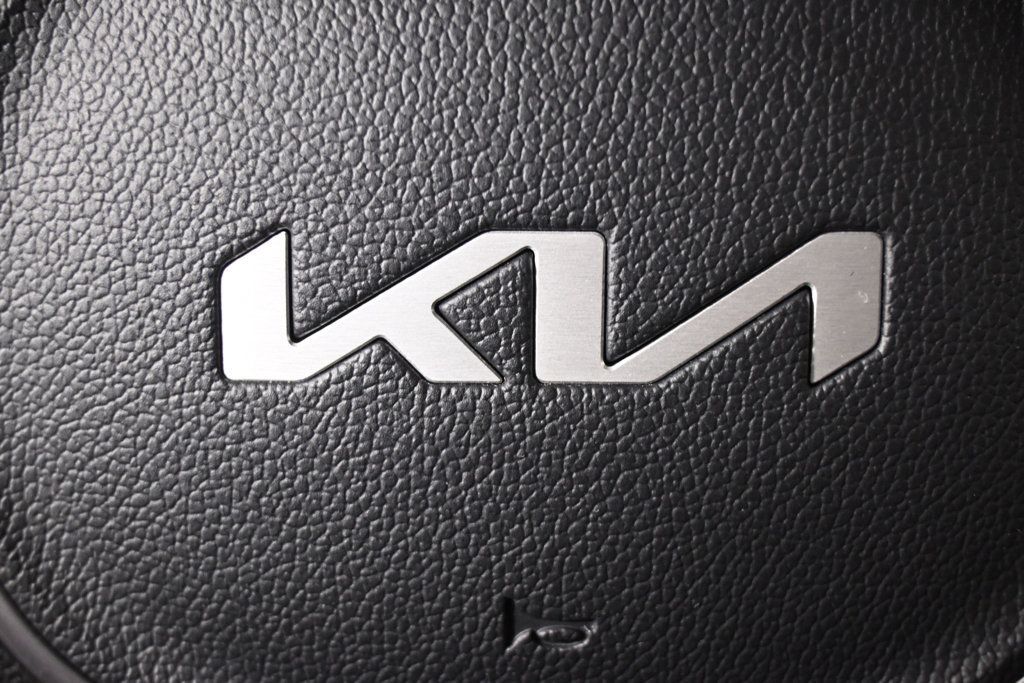 Used 2025 Kia Carnival FWD image 38