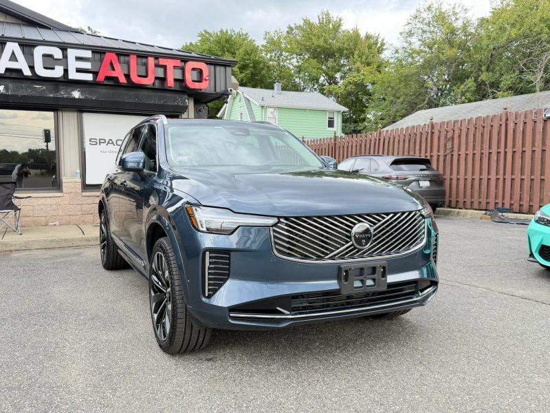 Used 2025 Volvo XC90 B6 Plus w/ Protection Package Premier AWD/4WD image 4