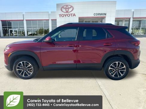 Used 2025 Chevrolet TrailBlazer LT AWD/4WD image 2