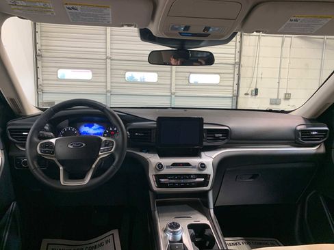 Used 2023 Ford Explorer XLT image 4