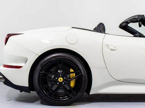 Certified 2017 Ferrari California T image 17