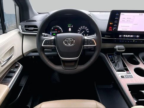 Certified 2023 Toyota Sienna XLE FWD image 6