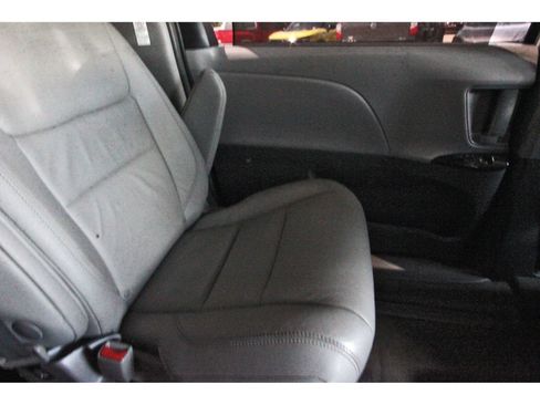 Used 2019 Toyota Sienna XLE w/ XLE Navigation Package FWD image 15