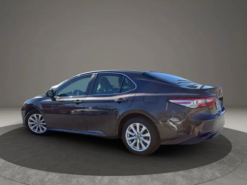 Used 2018 Toyota Camry LE image 4
