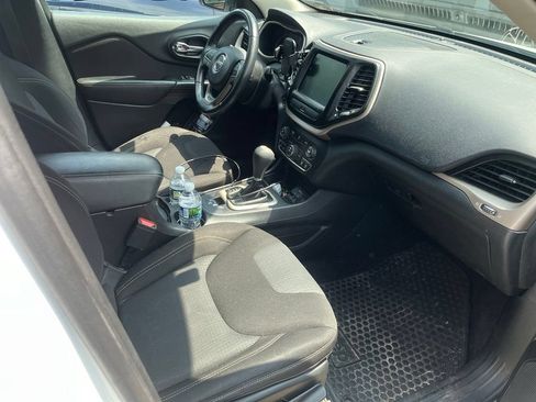 Used 2017 Jeep Cherokee Latitude w/ Cold Weather Group FWD image 3