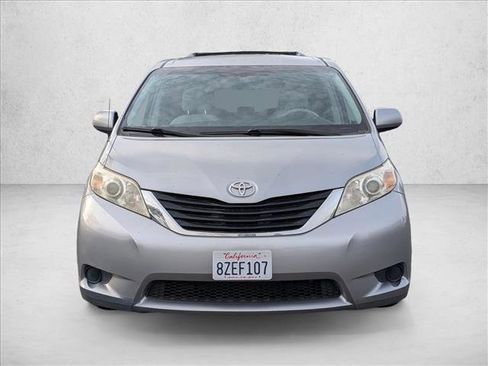 Used 2012 Toyota Sienna LE image 2