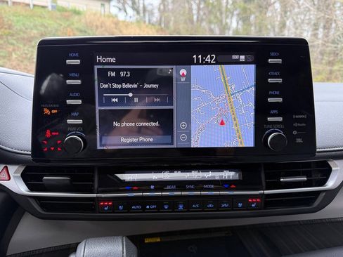 Used 2023 Toyota Sienna Limited image 28