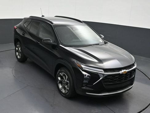 Used 2025 Chevrolet Trax LT FWD image 22
